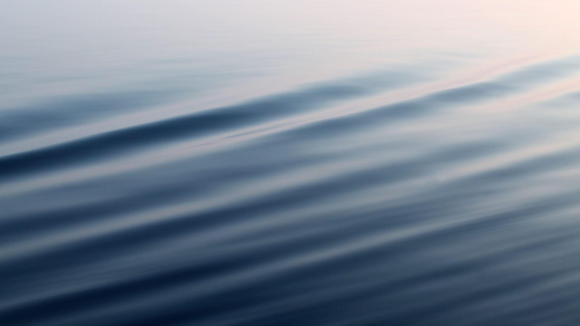 Foto Sanfte Wellen auf Wasseroberfläche