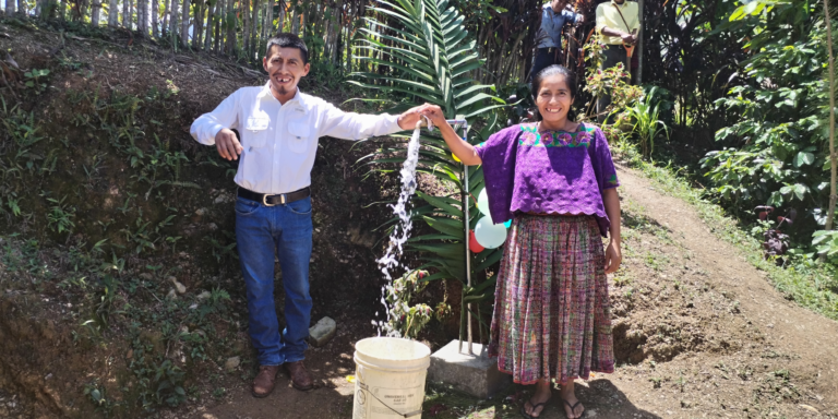 Auf dem Bild sieht man sauberes Trinkwasser, welches aus dem Trinkwassersystem in Guatemala fliesst. Das Projekt wurde mit der Impact Anteilsklasse des Wasserfonds finanziert.