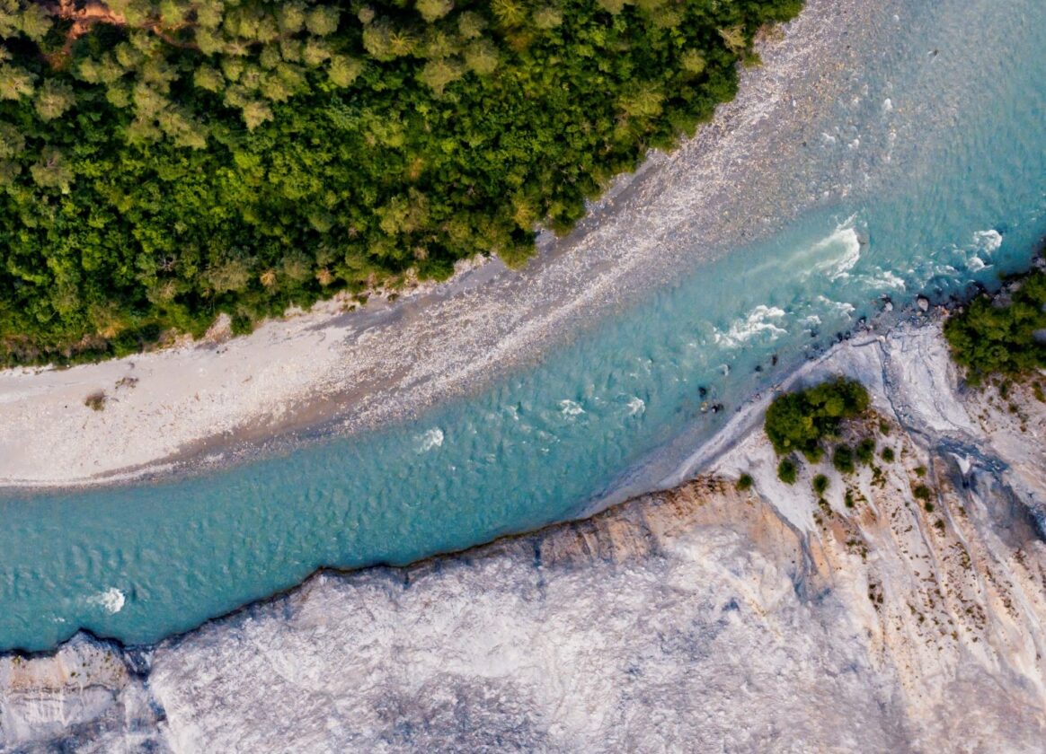 Bild Rhein in Schlucht mit grünem Wald. Hintergrundbild für Investment Insight